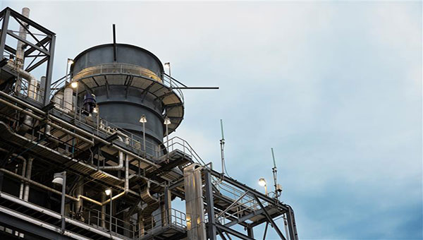 Construction worker and business man shakings hands