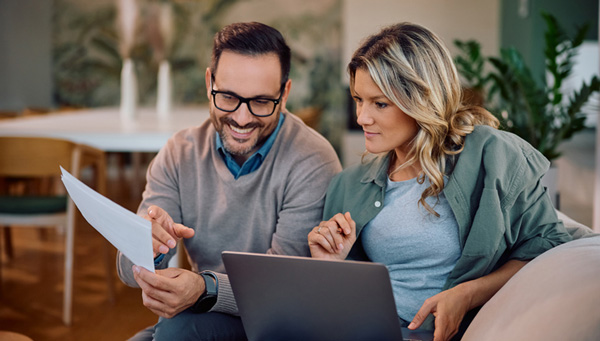 Couple discussing electricity plan details on a laptop at home